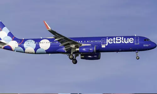 യു.എസ് എയർഫോഴ്സ്-ജെറ്റ് ബ്ലു വിമാനങ്ങൾ ഒരേപാതയിൽ; അപകടം ഒഴിവായത് തലനാരിഴക്ക്