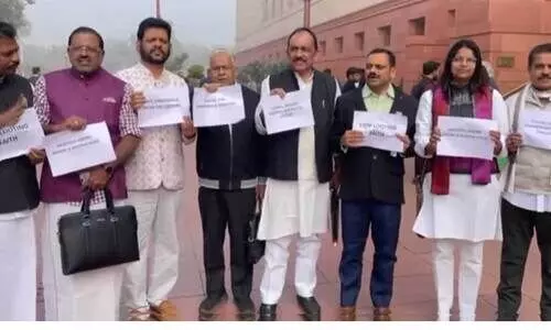 ‘പോറ്റിയേ കേറ്റിയേ, സ്വര്‍ണം ചെമ്പായ് മാറ്റിയേ..’; പാർലമെന്റ് കവാടത്തിൽ പാട്ടുപാടി എം.പിമാരുടെ പ്രതിഷേധം