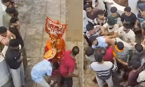 തെയ്യത്തിന്റെ തട്ടേറ്റ് ബോധരഹിതനായി യുവാവ് തെയ്യത്തിന്റെ തട്ടേറ്റ് ബോധരഹിതനായി യുവാവ്