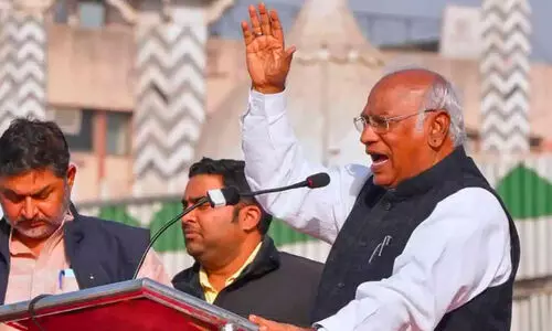 മകന് എട്ടുമണിക്കൂർ ശസ്ത്രക്രിയ ബംഗളൂരുവിൽ; മോദിക്കെതിരെ സമരമുഖത്ത് ഉറച്ചുനിന്ന ഖാർഗേ ഡെൽഹിയിൽ മകന് എട്ടുമണിക്കൂർ ശസ്ത്രക്രിയ ബംഗളൂരുവിൽ; മോദിക്കെതിരെ സമരമുഖത്ത് ഉറച്ചുനിന്ന ഖാർഗേ ഡെൽഹിയിൽ