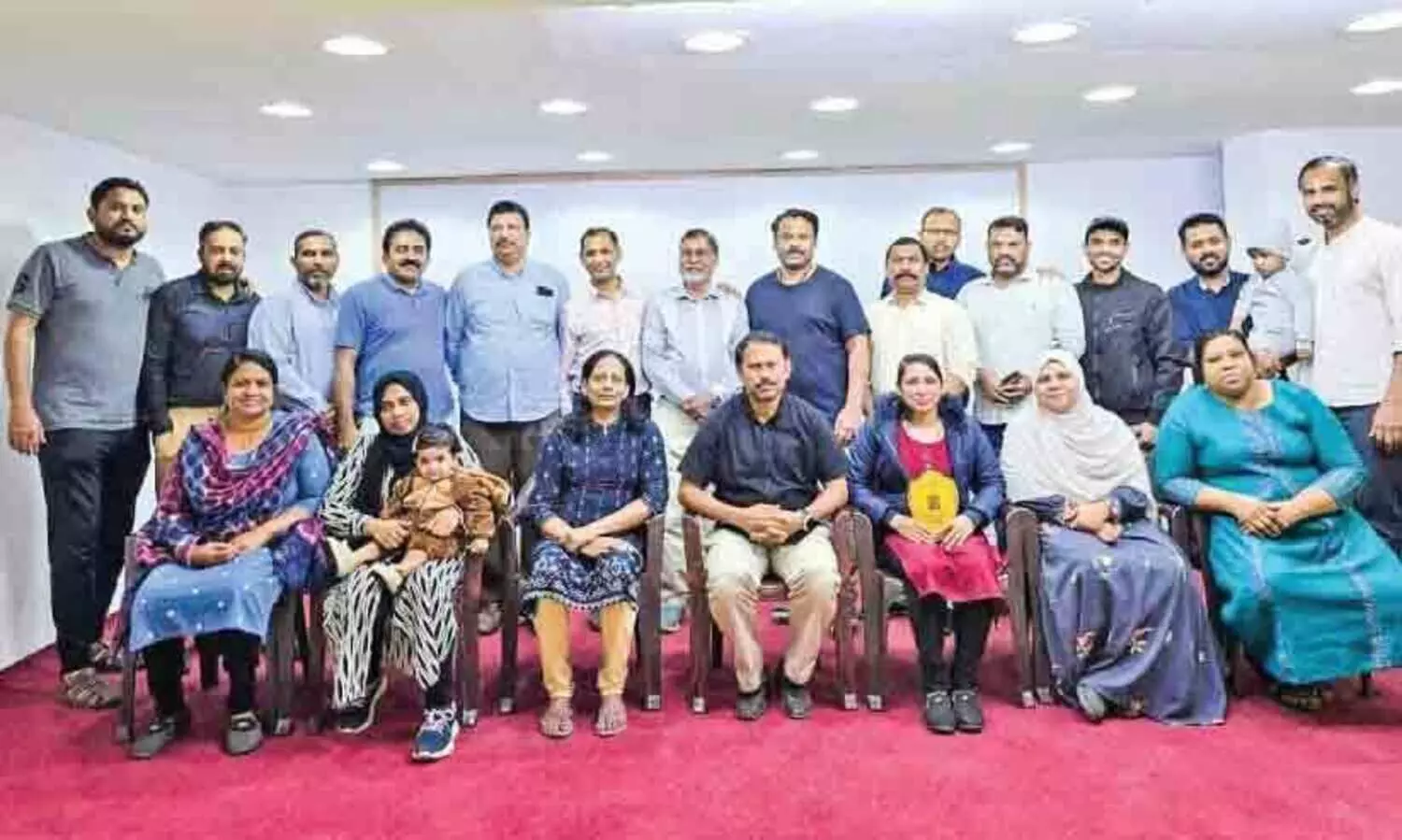 റീ​ന ബ്ല​സ​ന് പ്ര​വാ​സി വെ​ൽ​ഫെ​യ​ർ യാ​ത്ര​യ​യ​പ്പ് ന​ൽ​കി