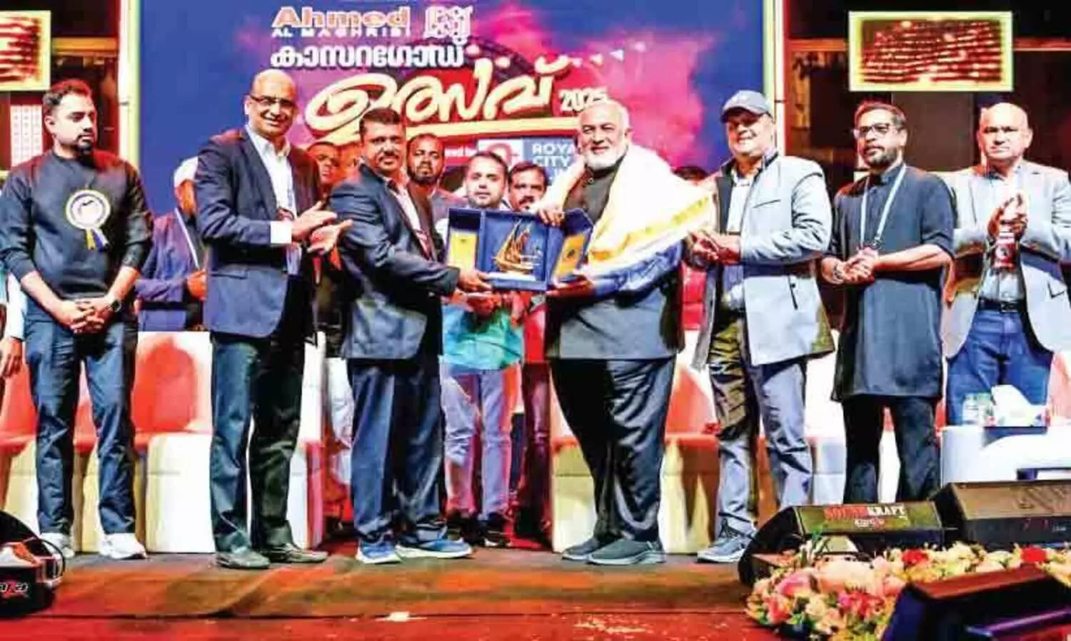 കെ.​ഇ.​എ ക​മ്യൂ​ണി​റ്റി അ​വാ​ർ​ഡ് അ​ക്ക​ര ഫൗ​ണ്ടേ​ഷ​ന് കൈ​മാ​റി