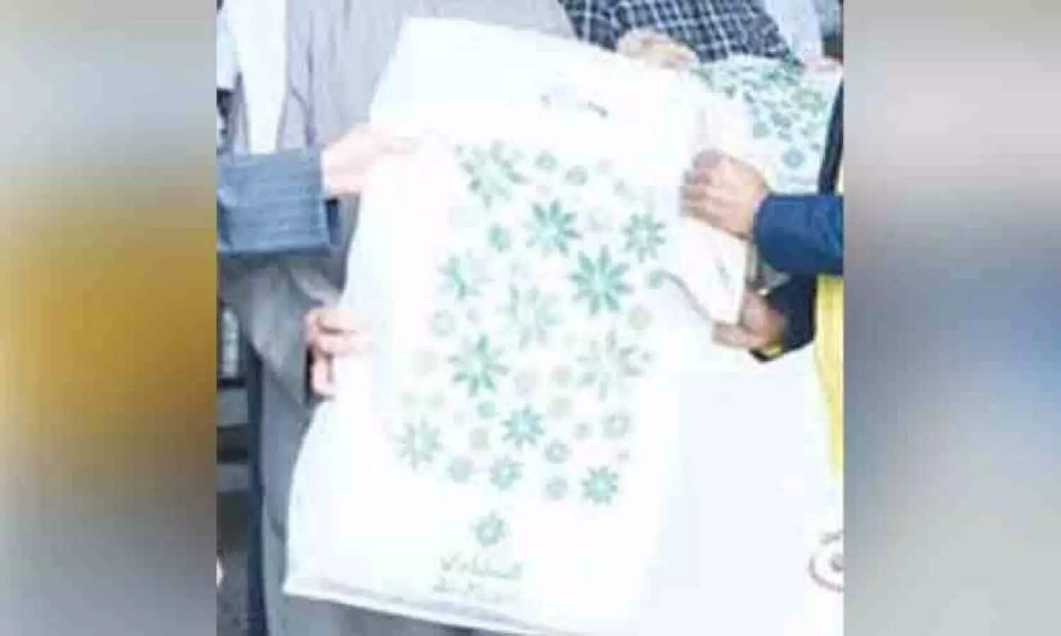 ശു​ചീ​ക​ര​ണ തൊ​ഴി​ലാ​ളി​ക​ൾ​ക്ക് ശൈ​ത്യ​കാ​ല വ​സ്ത്ര​ങ്ങ​ൾ വി​ത​ര​ണം ചെ​യ്തു