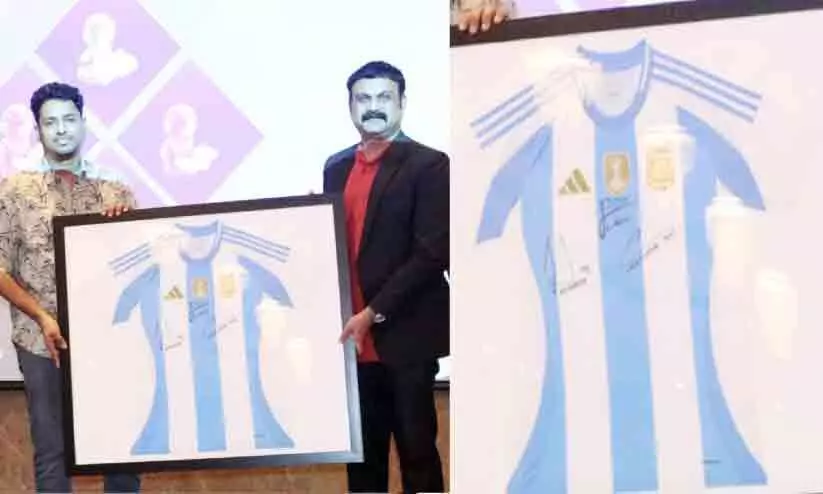 ലുലു എക്സ്ചേഞ്ച് ഗിവ് എവേ മത്സരം; വിജയിക്ക് മെസ്സി ഒപ്പുവെച്ച ജഴ്സി കൈമാറി ലുലു എക്സ്ചേഞ്ച് ഗിവ് എവേ മത്സരം; വിജയിക്ക് മെസ്സി ഒപ്പുവെച്ച ജഴ്സി കൈമാറി