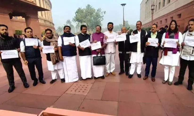 അയ്യപ്പ ഭക്തരെ വേദനിപ്പിച്ചു; പോറ്റിയേ..കേറ്റിയേ എന്ന പാട്ടിനെതിരെ ഡി.ജി.പിക്ക് പരാതി; നടപടി വേണമെന്ന് സി.പി.എമ്മും അയ്യപ്പ ഭക്തരെ വേദനിപ്പിച്ചു; പോറ്റിയേ..കേറ്റിയേ എന്ന പാട്ടിനെതിരെ ഡി.ജി.പിക്ക് പരാതി; നടപടി വേണമെന്ന് സി.പി.എമ്മും