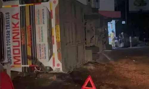 ശബരിമല തീർഥാടകർ സഞ്ചരിച്ച ബസ് മറിഞ്ഞു; നാലുപേർക്ക് പരിക്ക് ശബരിമല തീർഥാടകർ സഞ്ചരിച്ച ബസ് മറിഞ്ഞു; നാലുപേർക്ക് പരിക്ക്