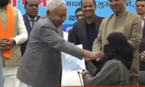 പൊതുചടങ്ങിൽ ഡോക്ടറുടെ നിഖാബ് വലിച്ചു താഴ്ത്തി നിതീഷ് കുമാർ; വിവാദം