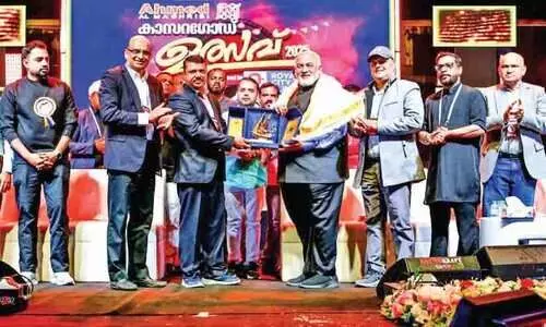 കെ.​ഇ.​എ ക​മ്യൂ​ണി​റ്റി അ​വാ​ർ​ഡ് അ​ക്ക​ര ഫൗ​ണ്ടേ​ഷ​ന് കൈ​മാ​റി