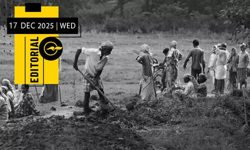 തൊഴിലുറപ്പിന്റെ കഴുത്ത് ഞെരിക്കുമ്പോൾ തൊഴിലുറപ്പിന്റെ കഴുത്ത് ഞെരിക്കുമ്പോൾ