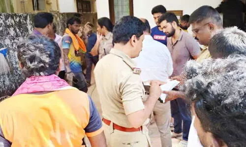 മ​തി​ൽ നി​ർ​മാ​ണ​ത്തി​നി​ടെ കു​ന്നി​ടി​ഞ്ഞ് വീ​ണ് തൊ​ഴി​ലാ​ളി മ​രി​ച്ചു