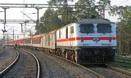 മദ്യലഹരിയിൽ യാത്രക്കാരൻ; യ​ശ്വ​ന്ത്പൂ​ര്‍ തീ​വ​ണ്ടി​യു​ടെ ച​ങ്ങ​ല വ​ലി​ച്ചു