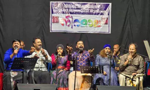 വി​ശ്വം​ഭ​ര ക്ഷേ​ത്ര​സ​ന്നി​ധി​യി​ൽ ‘നി​റ​മാ​ല’ ചാ​ർ​ത്തി സു​ൽ​ത്താ​നും കു​ടും​ബ​വും