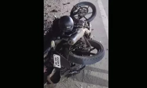 കോഴിക്കോട് ബീച്ചിൽ ബൈക്കപകടത്തിൽ രണ്ടുയുവാക്കൾ മരിച്ചു