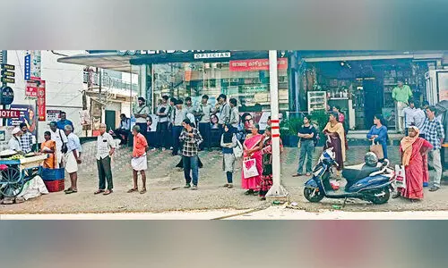 പ​ത്തി​രി​പ്പാ​ല​യി​ൽ ബ​സ് കാ​ത്തി​രി​പ്പ് കേ​ന്ദ്ര​മി​ല്ല; യാ​ത്ര​ക്കാ​ർ വ​ല​യു​ന്നു