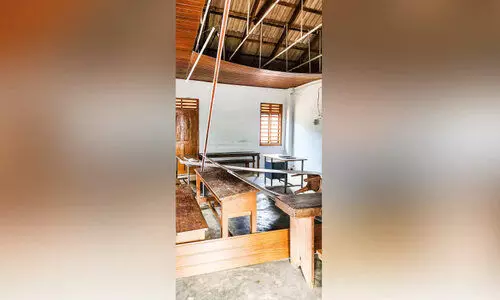 ക്ലാസ് നടക്കുന്നതിനിടെ സീലിങ് തകർന്ന് വീണു ക്ലാസ് നടക്കുന്നതിനിടെ സീലിങ് തകർന്ന് വീണു