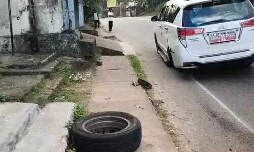 മന്ത്രി സജി ചെറിയാന്റെ ഔദ്യാഗിക വാഹനത്തിന്റെ പിന്നിടെ ടയർ ഊരിത്തെറിച്ചു മന്ത്രി സജി ചെറിയാന്റെ ഔദ്യാഗിക വാഹനത്തിന്റെ പിന്നിടെ ടയർ ഊരിത്തെറിച്ചു