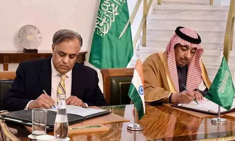 സൗദിക്കും ഇന്ത്യക്കുമിടയിൽ സഞ്ചരിക്കാൻ വിസ വേണ്ട; ഇരുരാജ്യങ്ങളും തമ്മിൽ വിസ ഇളവ് കരാര് ഒപ്പിട്ടു സൗദിക്കും ഇന്ത്യക്കുമിടയിൽ സഞ്ചരിക്കാൻ വിസ വേണ്ട; ഇരുരാജ്യങ്ങളും തമ്മിൽ വിസ ഇളവ് കരാര് ഒപ്പിട്ടു