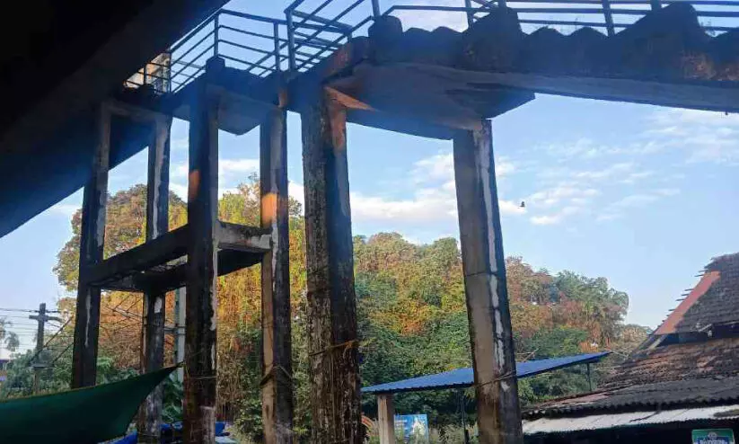 തൂണുകൾ ചരിഞ്ഞു, അപകടത്തിലായി നടപ്പാലം തൂണുകൾ ചരിഞ്ഞു, അപകടത്തിലായി നടപ്പാലം