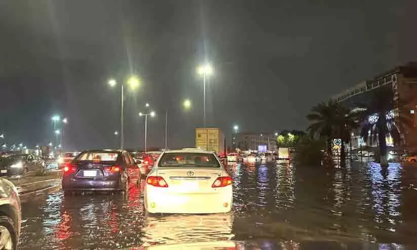 ജുബൈലിൽ കനത്തമഴ തുടരുന്നു; പലയിടത്തും വെള്ളം കയറി ജുബൈലിൽ കനത്തമഴ തുടരുന്നു; പലയിടത്തും വെള്ളം കയറി