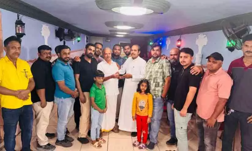 കക്കുമ്മൽ ഉമ്മറിന് മലയാളി സൗഹൃദ കൂട്ടായ്മ യാത്രയയപ്പ് കക്കുമ്മൽ ഉമ്മറിന് മലയാളി സൗഹൃദ കൂട്ടായ്മ യാത്രയയപ്പ്