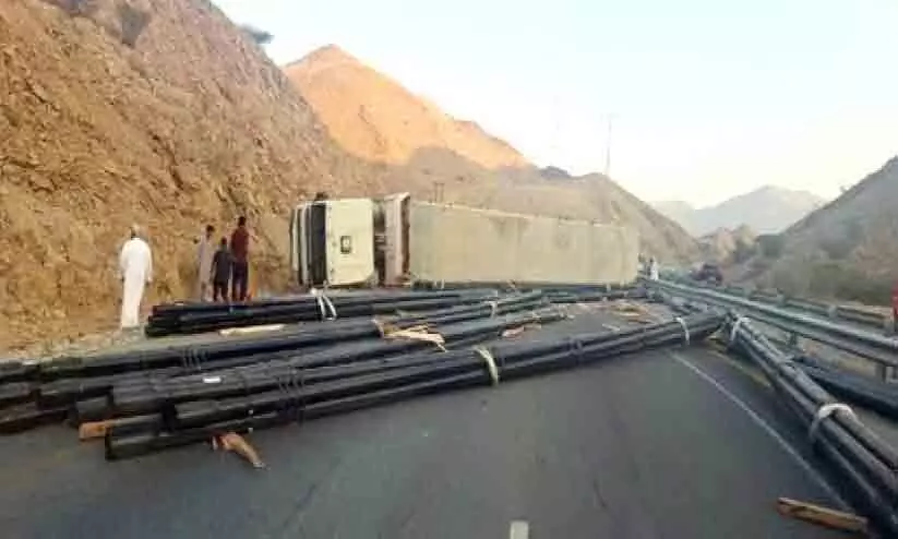 ട്രക്ക് മറിഞ്ഞു; ഇസ്കി-ബർക അൽമൗജ് റൂട്ടിൽ ഗതാഗതം തിരിച്ചുവിട്ടു ട്രക്ക് മറിഞ്ഞു; ഇസ്കി-ബർക അൽമൗജ് റൂട്ടിൽ ഗതാഗതം തിരിച്ചുവിട്ടു