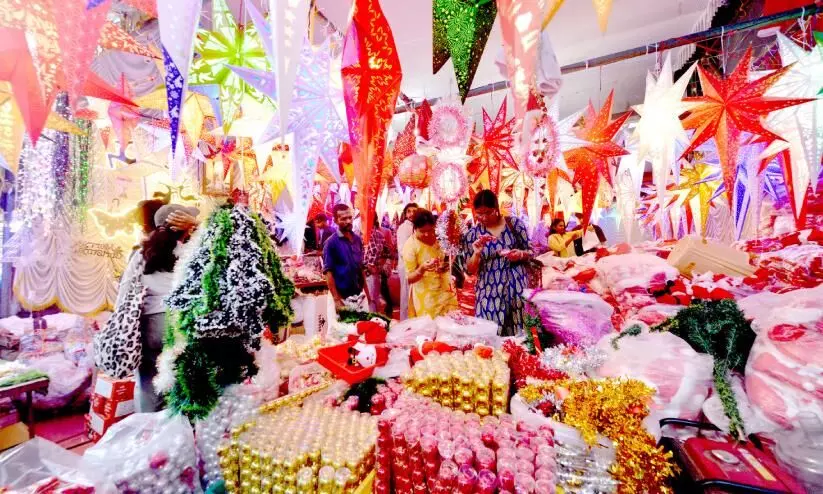 വിളക്കുകൾ തെളിഞ്ഞു; വിപണിക്ക് ക്രിസ്മസ് ആഘോഷം വിളക്കുകൾ തെളിഞ്ഞു; വിപണിക്ക് ക്രിസ്മസ് ആഘോഷം