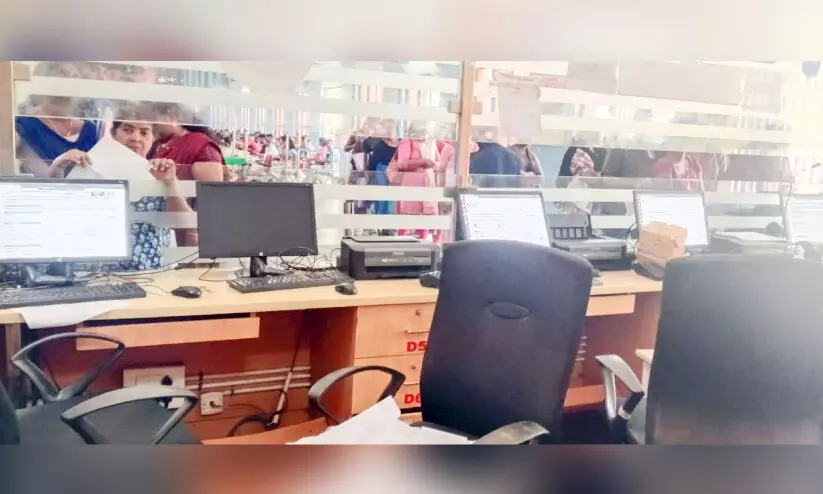 മെഡിക്കൽകോളജ് ഒ.പി ടിക്കറ്റ് കൗണ്ടറിൽ ജീവനക്കാരില്ല; വലഞ്ഞ് രോഗികൾ മെഡിക്കൽകോളജ് ഒ.പി ടിക്കറ്റ് കൗണ്ടറിൽ ജീവനക്കാരില്ല; വലഞ്ഞ് രോഗികൾ