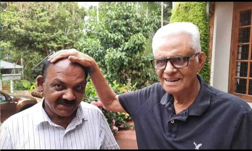 ‘പോറ്റിയെ കേറ്റിയേ’ രചിച്ച കുഞ്ഞബ്ദുല്ല ആരെന്ന് സിപിഎം നേതാവ് ടി.കെ. ഹംസയോട് ചോദിക്കണം -റഹ്മാൻ തായലങ്ങാടി ‘പോറ്റിയെ കേറ്റിയേ’ രചിച്ച കുഞ്ഞബ്ദുല്ല ആരെന്ന് സിപിഎം നേതാവ് ടി.കെ. ഹംസയോട് ചോദിക്കണം -റഹ്മാൻ തായലങ്ങാടി