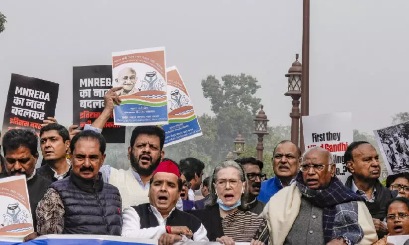 മേശക്ക് മുകളിലേറി ഷാഫിയും ഹൈബിയും ഡീനും; ബില്ലുകൾ കീറിയെറിഞ്ഞ് ഇൻഡ്യ സഖ്യം എം.പിമാർ മേശക്ക് മുകളിലേറി ഷാഫിയും ഹൈബിയും ഡീനും; ബില്ലുകൾ കീറിയെറിഞ്ഞ് ഇൻഡ്യ സഖ്യം എം.പിമാർ