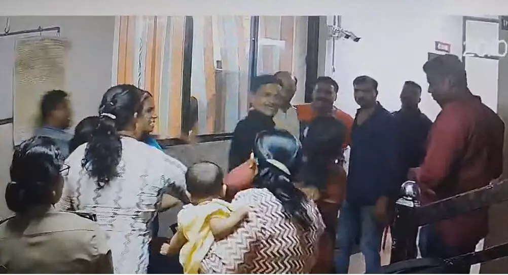 ഗർഭിണിയുടെ മുഖത്തടിച്ച സി.ഐക്ക് സസ്പെൻഷൻ; സി.സി.ടി.വി ദൃശ്യം പുറത്തുവന്നതിനു പിന്നാലെയാണ് നടപടി ഗർഭിണിയുടെ മുഖത്തടിച്ച സി.ഐക്ക് സസ്പെൻഷൻ; സി.സി.ടി.വി ദൃശ്യം പുറത്തുവന്നതിനു പിന്നാലെയാണ് നടപടി