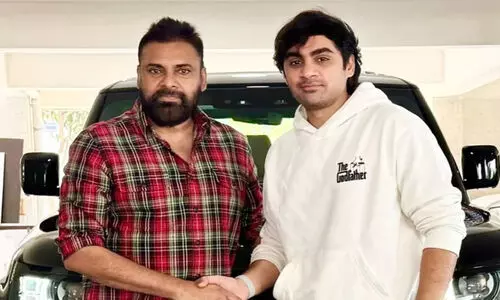 ഒജി സംവിധായകന് പവൻ കല്യാണിന്റെ സമ്മാനം മൂന്ന് കോടിയുടെ കാർ ഒജി സംവിധായകന് പവൻ കല്യാണിന്റെ സമ്മാനം മൂന്ന് കോടിയുടെ കാർ