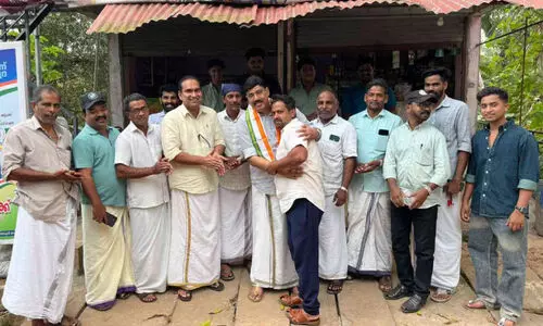 ഒളിവുജീവിതം നയിച്ച സ്ഥാനാർഥി വോട്ടർമാരെ കാണാനെത്തി