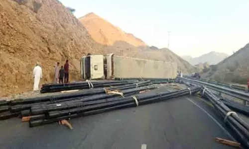 ട്ര​ക്ക് മ​റി​ഞ്ഞു; ഇ​സ്കി-​ബ​ർ​ക അ​ൽ​മൗ​ജ് റൂ​ട്ടി​ൽ ഗ​താ​ഗ​തം തി​രി​ച്ചു​വി​ട്ടു