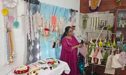 അ​ല​ങ്കാ​ര ഉ​ൽ​പ​ന്ന​ങ്ങ​ളാൽ ക​ൗതുകം തീർത്ത് റി​ട്ട. ബാ​ങ്ക് ഉ​ദ്യോ​ഗ​സ്ഥ