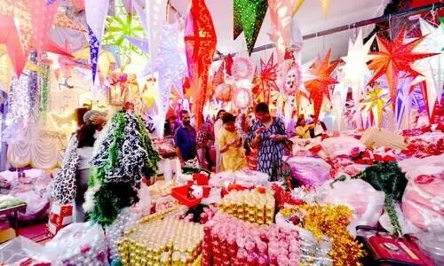 വിളക്കുകൾ തെളിഞ്ഞു; വിപണിക്ക്​ ക്രിസ്മസ്​ ആഘോഷം