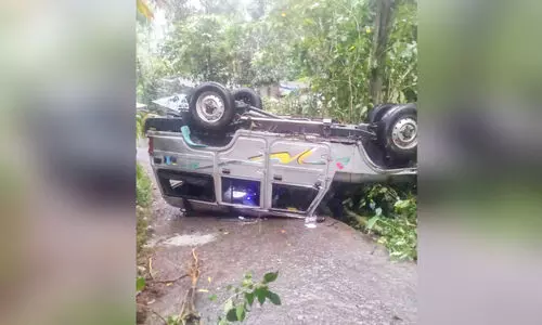 തൊഴിലാളികളെ കുത്തിനിറച്ച് ജീപ്പുകളുടെ മരണപ്പാച്ചിൽ; ജീവൻ മുറുകെ പിടിച്ച് തോട്ടംതൊഴിലാളികൾ തൊഴിലാളികളെ കുത്തിനിറച്ച് ജീപ്പുകളുടെ മരണപ്പാച്ചിൽ; ജീവൻ മുറുകെ പിടിച്ച് തോട്ടംതൊഴിലാളികൾ