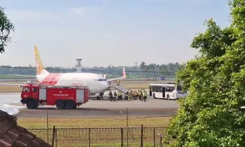 നെടുമ്പാശ്ശേരിയിൽ എയർ ഇന്ത്യ എക്സ്പ്രസ് വിമാനത്തിന്റെ ടയറുകൾ പൊട്ടി: ഒഴിവായത് വൻ ദുരന്തം; യാത്രക്കാർ സുരക്ഷിതർ നെടുമ്പാശ്ശേരിയിൽ എയർ ഇന്ത്യ എക്സ്പ്രസ് വിമാനത്തിന്റെ ടയറുകൾ പൊട്ടി: ഒഴിവായത് വൻ ദുരന്തം; യാത്രക്കാർ സുരക്ഷിതർ