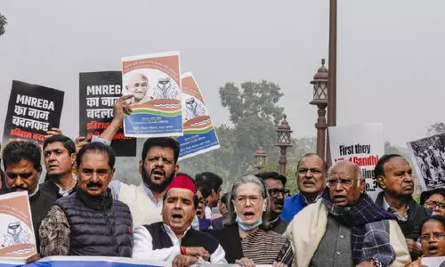 മേശക്ക് മുകളിലേറി ഷാഫിയും ഹൈബിയും ഡീനും; ബില്ലുകൾ കീറിയെറിഞ്ഞ് ഇൻഡ്യ സഖ്യം എം.പിമാർ