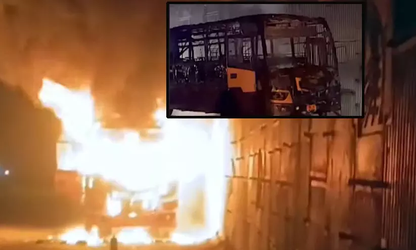 കോഴിക്കോടേക്ക് വന്ന സ്വിഫ്റ്റ് ബസിന് തീപിടിച്ചു; പൂർണമായും കത്തി നശിച്ചു; അപകടം മൈസൂരുവിന് സമീപം കോഴിക്കോടേക്ക് വന്ന സ്വിഫ്റ്റ് ബസിന് തീപിടിച്ചു; പൂർണമായും കത്തി നശിച്ചു; അപകടം മൈസൂരുവിന് സമീപം