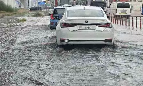 പ​ല​യി​ട​ത്തും വ്യാ​പ​ക നാ​ശ​ം; വെ​ള്ളി​യാ​ഴ്ച സ​ർ​ക്കാ​ർ ജീ​വ​ന​ക്കാ​ർ​ക്ക്​ വ​ർ​ക്ക്​ ഫ്രം ​ഹോം പ്ര​ഖ്യാ​പി​ച്ചു