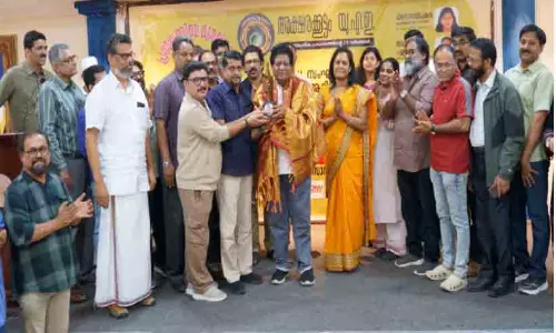 മു​ര​ളി മാ​ഷി​ന് സ്നേ​ഹാ​ദ​ര​വ് ന​ൽ​കി