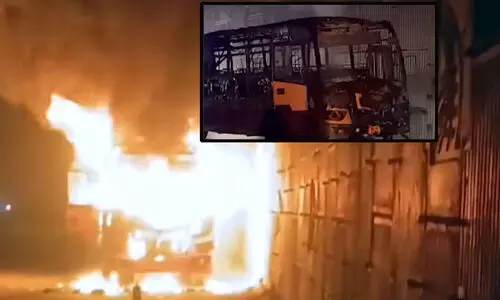 കോഴിക്കോടേക്ക് വന്ന സ്വിഫ്റ്റ് ബസിന് തീപിടിച്ചു; പൂർണമായും കത്തി നശിച്ചു; അപകടം മൈസൂരുവിന് സമീപം