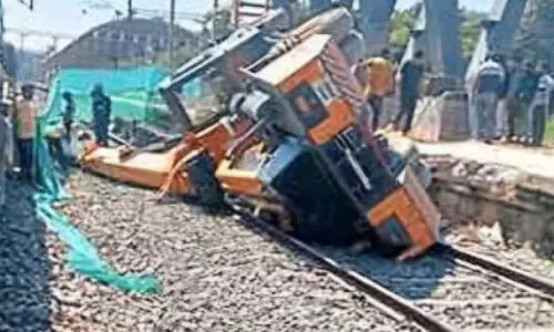 ക്രെയിൻ റെയിൽവേ ട്രാക്കിൽ വീണു