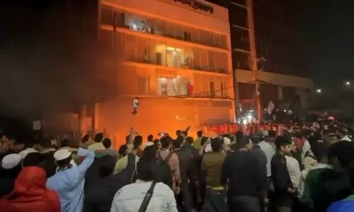 യുവനേതാവ് കൊല്ലപ്പെട്ടു; ബംഗ്ലാദേശിൽ വീണ്ടും പ്രക്ഷോഭം, പത്ര സ്ഥാപനങ്ങൾക്ക് തീയിട്ടു; ഉന്നതതല യോഗം വിളിച്ച് മുഹമ്മദ് യൂനുസ്