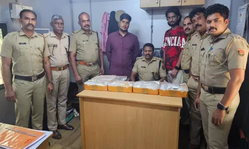 എട്ടു കോടിയോളം രൂപയുടെ സ്വര്‍ണവുമായി രണ്ടു യുവാക്കള്‍ പിടിയില്‍