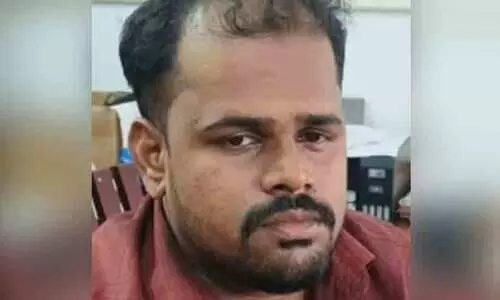 എൽ.കെ.ജി വിദ്യാർഥിനിയെ സ്കൂൾ ബസിന്റെ പിൻസീറ്റിൽ കൊണ്ടുപോയി ലൈംഗികമായി ഉപദ്രവിച്ചുവെന്ന് പരാതി; യുവാവ് അറസ്റ്റിൽ