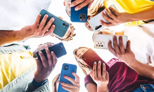 സ്മാർട്ട്ഫോണിൽ തലപൂഴ്ത്തിയ ജനത സ്മാർട്ട്ഫോണിൽ തലപൂഴ്ത്തിയ ജനത