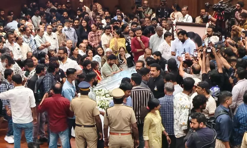 ശ്രീനിവാസന് വിട നൽകി കൊച്ചി, മൃതദേഹം വസതിയിലേക്ക്; സംസ്കാരം നാളെ ശ്രീനിവാസന് വിട നൽകി കൊച്ചി, മൃതദേഹം വസതിയിലേക്ക്; സംസ്കാരം നാളെ