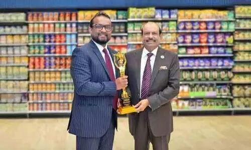 വി. ​ന​ന്ദ​കു​മാ​ർ റീ​ട്ടെ​യി​ൽ പ്ര​ഫ​ഷ​ന​ൽ ഓ​ഫ് ദി ​ഇ​യ​ർ