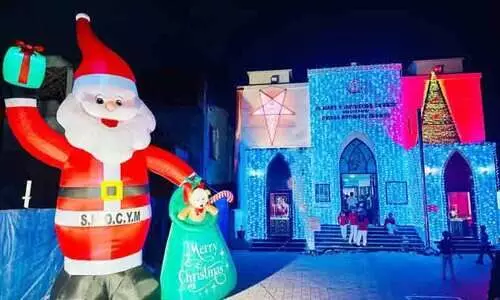 ഒ​മാ​നി​ലെ ഏ​റ്റ​വും വ​ലി​യ സാ​ന്റാ​ക്ലോ​സ് ഗാ​ല​യി​ൽ